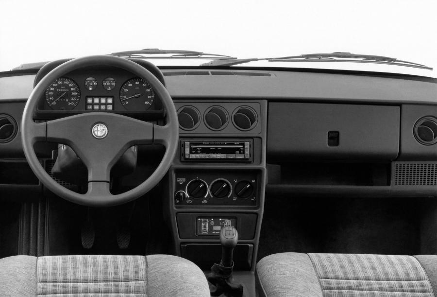 Торпедо Alfa Romeo 33 Boxer 16V (907) 1990 года  (WW) (фото 6 из 9)